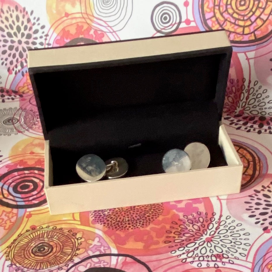 Authentic Sterling Silver Classic Links of London Cufflinks engraved with a line drawing of a Leopard. 21g of solid Silver
