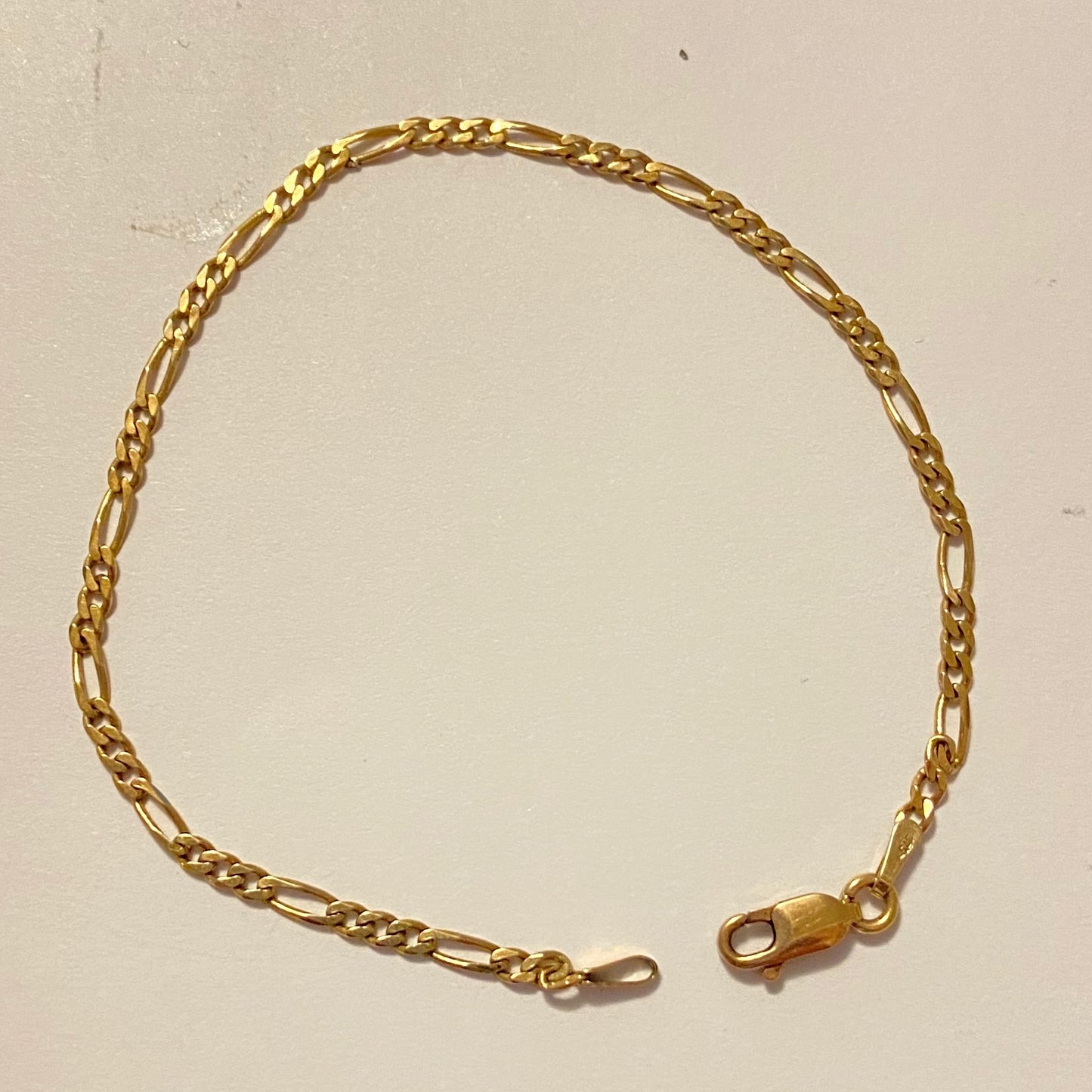 Delicate 9ct Gold Figaro bracelet