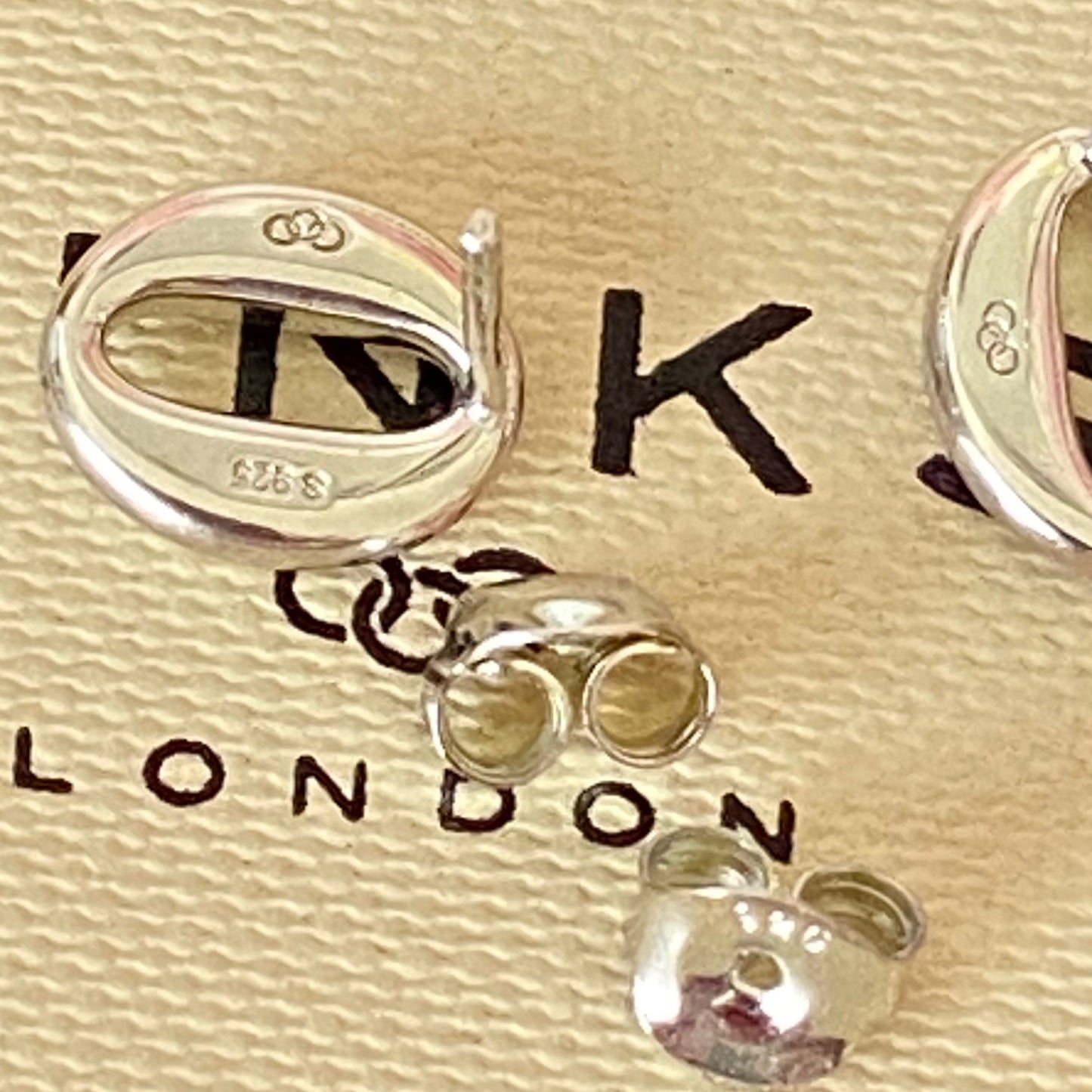 Links of London classic Sterling Silver Oval Stud Earrings.