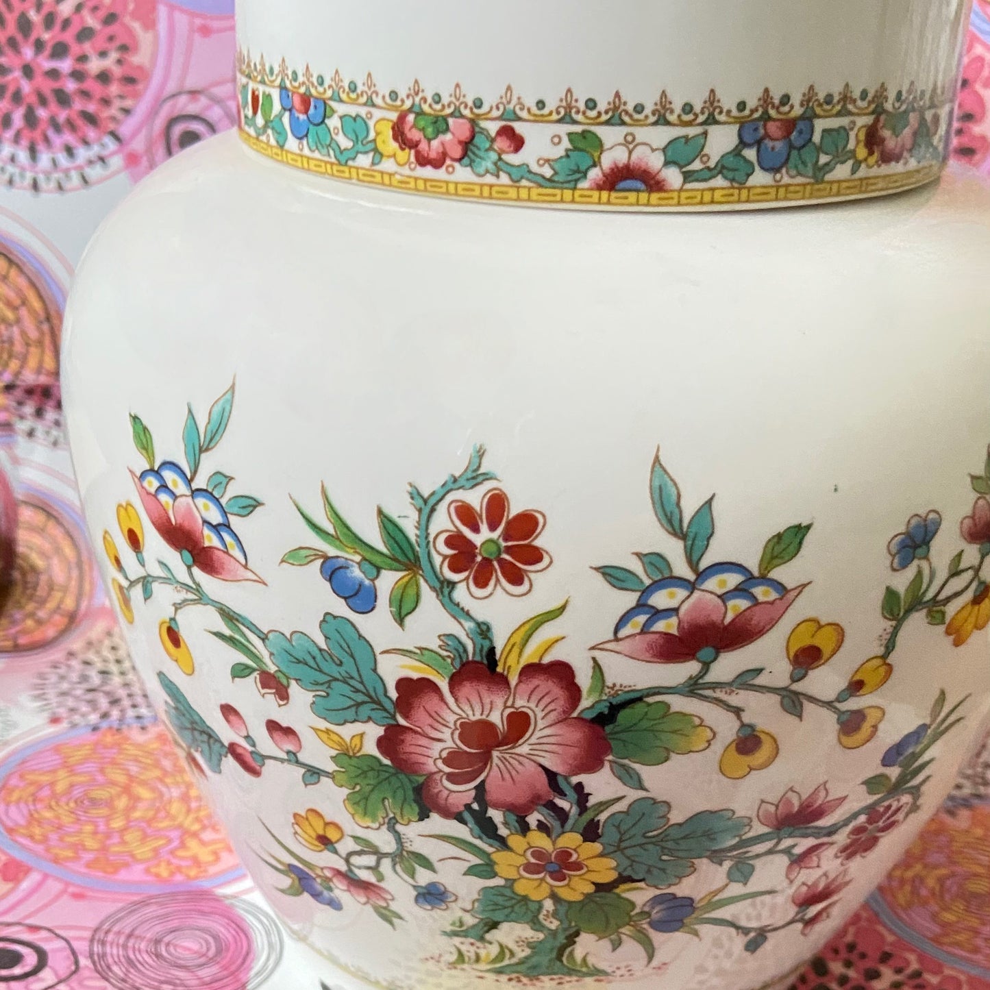 Vintage Fine Bone China Coalport Made in England, Ming Rose, Ginger Jar produced 1970 to 1993. Aprox 17cm High