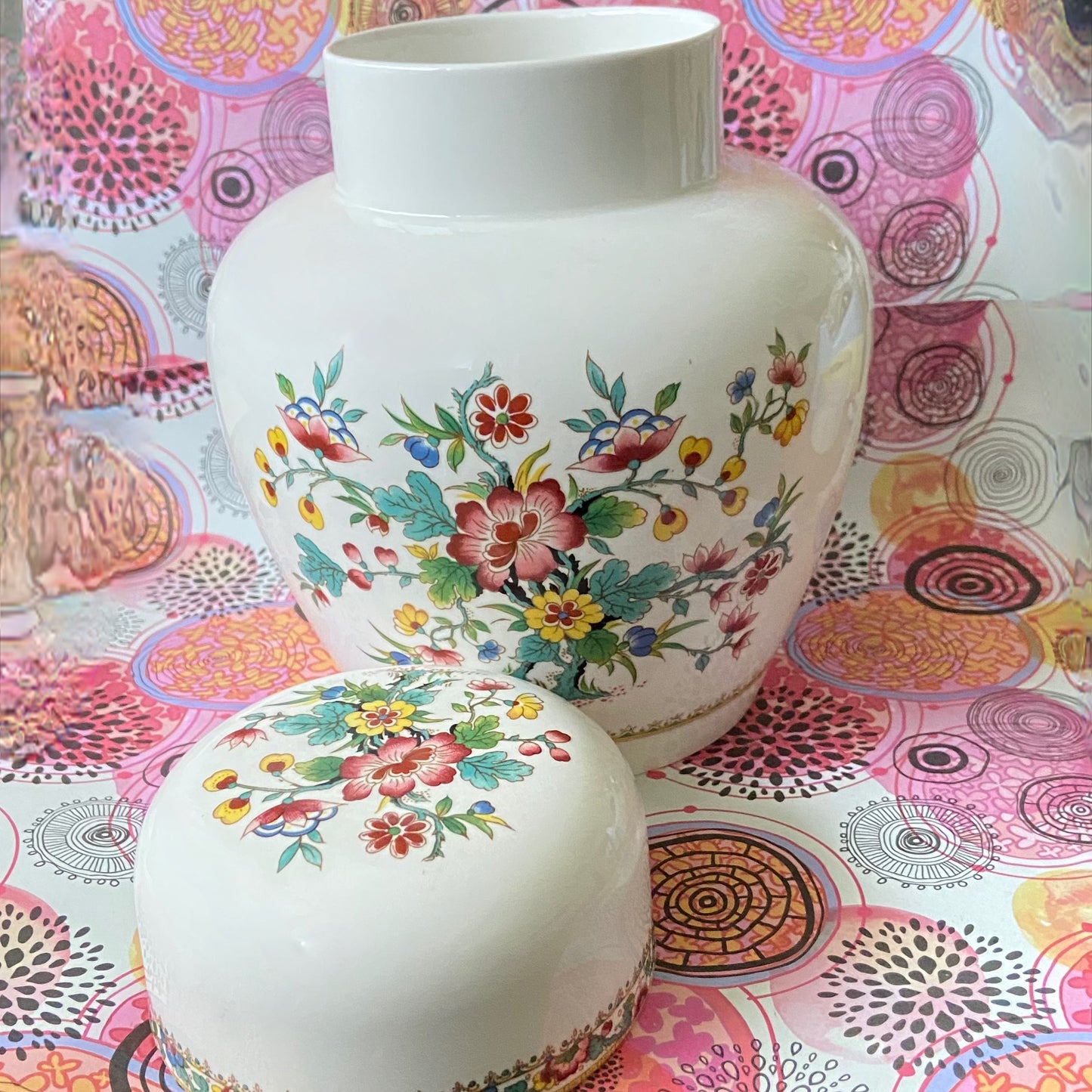 Vintage Fine Bone China Coalport Made in England, Ming Rose, Ginger Jar produced 1970 to 1993. Aprox 17cm High