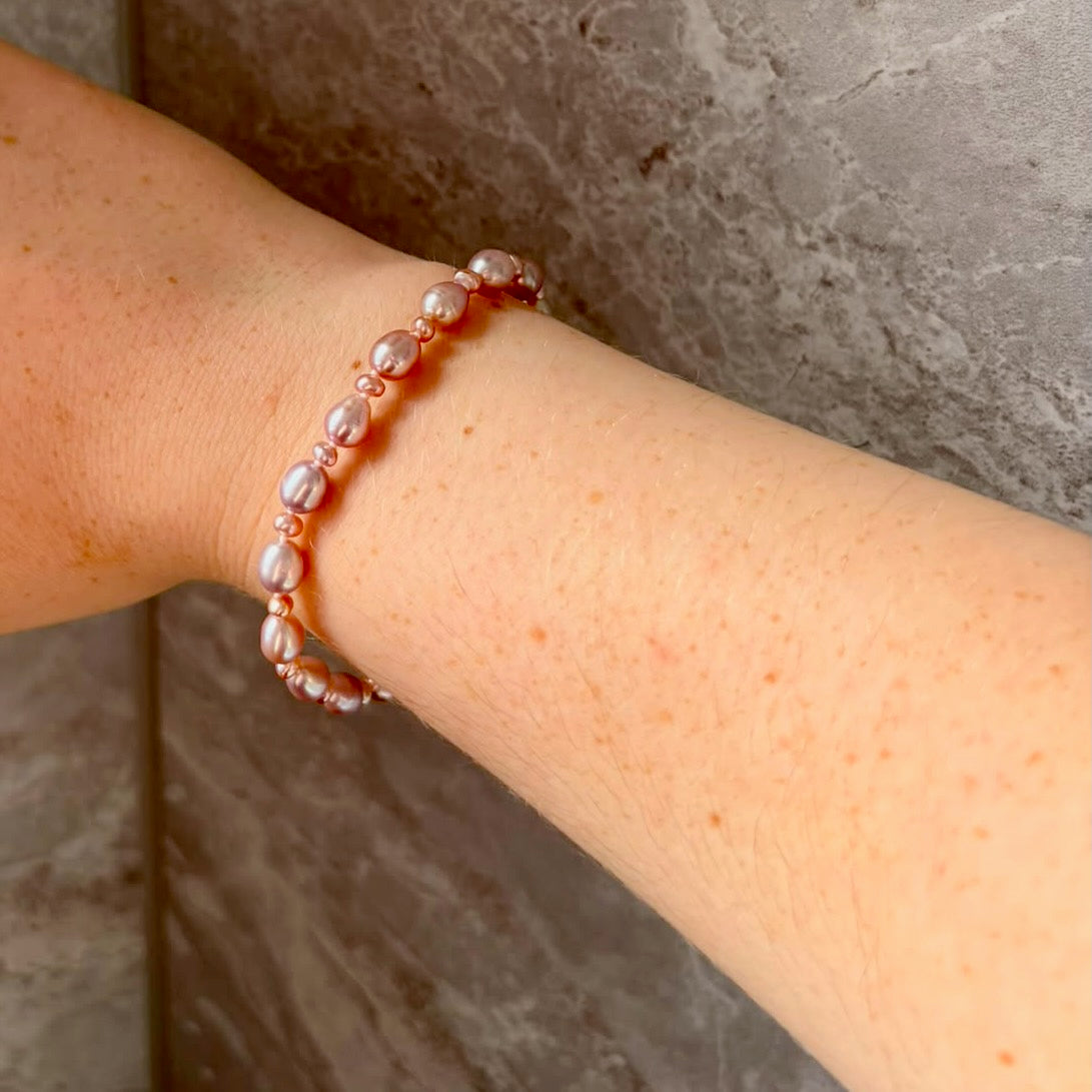 Stunning Pink Cultured Freshwater Pearl Bracelet with a delicate 9ct gold clasps securing it perfectly.  Hallmarked 375 on the clasp presented in a beautiful wooden box