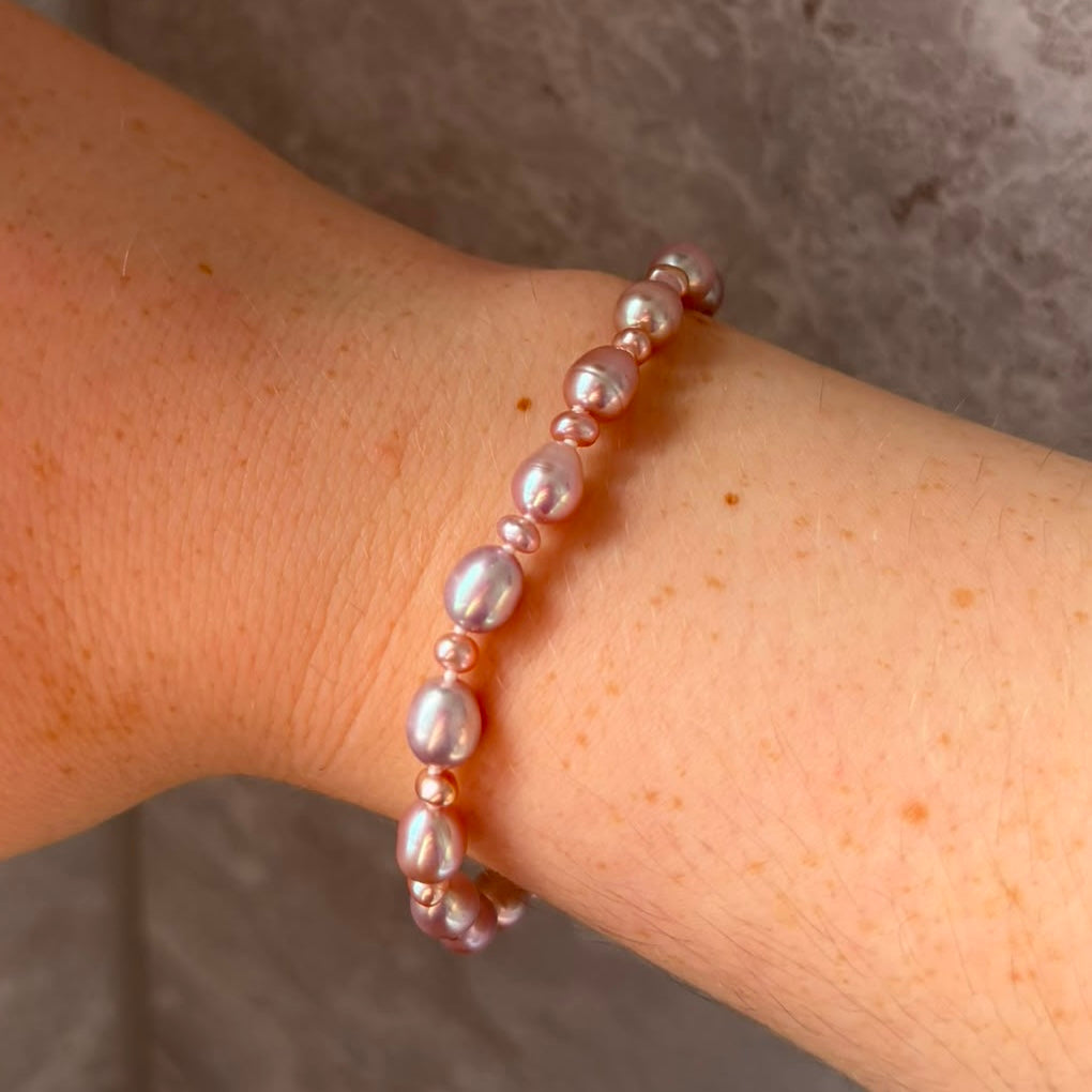 Stunning Pink Cultured Freshwater Pearl Bracelet with a delicate 9ct gold clasps securing it perfectly.  Hallmarked 375 on the clasp presented in a beautiful wooden box