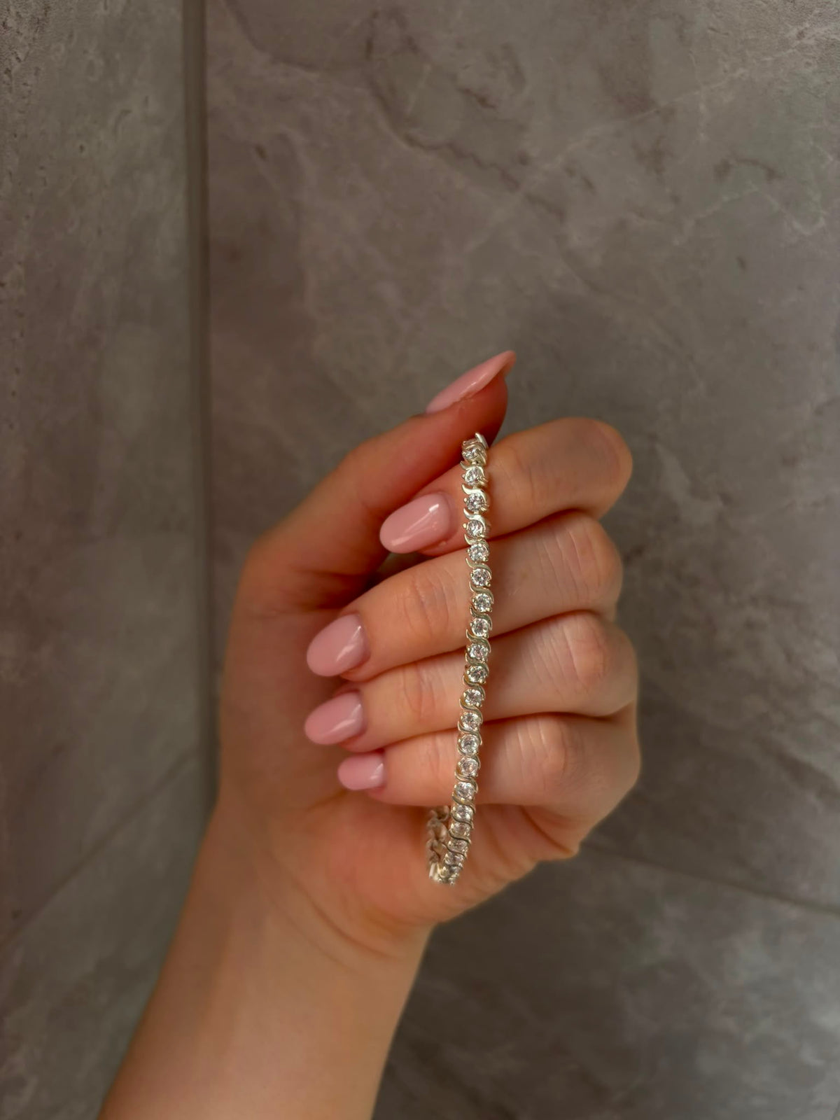 Stunning Pink Cultured Freshwater Pearl Bracelet with a delicate 9ct gold clasps securing it perfectly.  Hallmarked 375 on the clasp presented in a beautiful wooden box