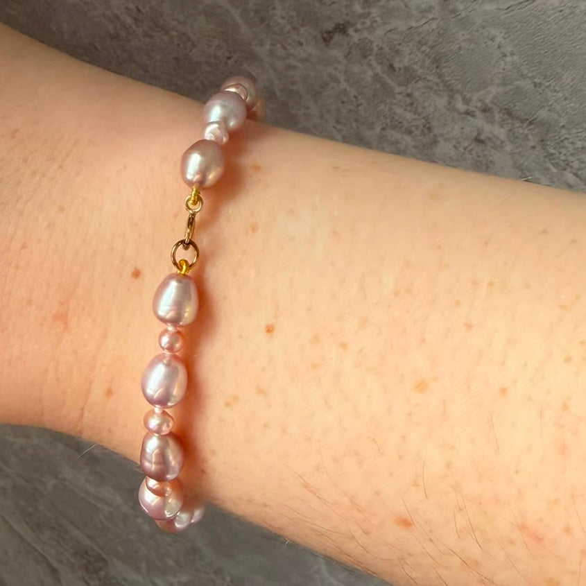 Stunning Pink Cultured Freshwater Pearl Bracelet with a delicate 9ct gold clasps securing it perfectly.  Hallmarked 375 on the clasp presented in a beautiful wooden box