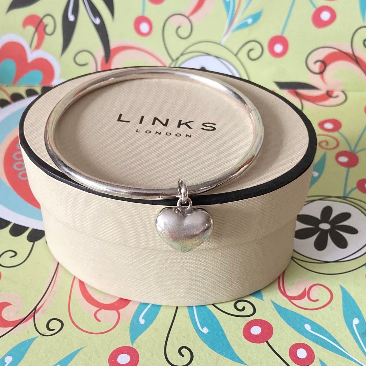 Links of London Bangle with Links of London Puffed Heart Charm  Size: Medium -19cm Round