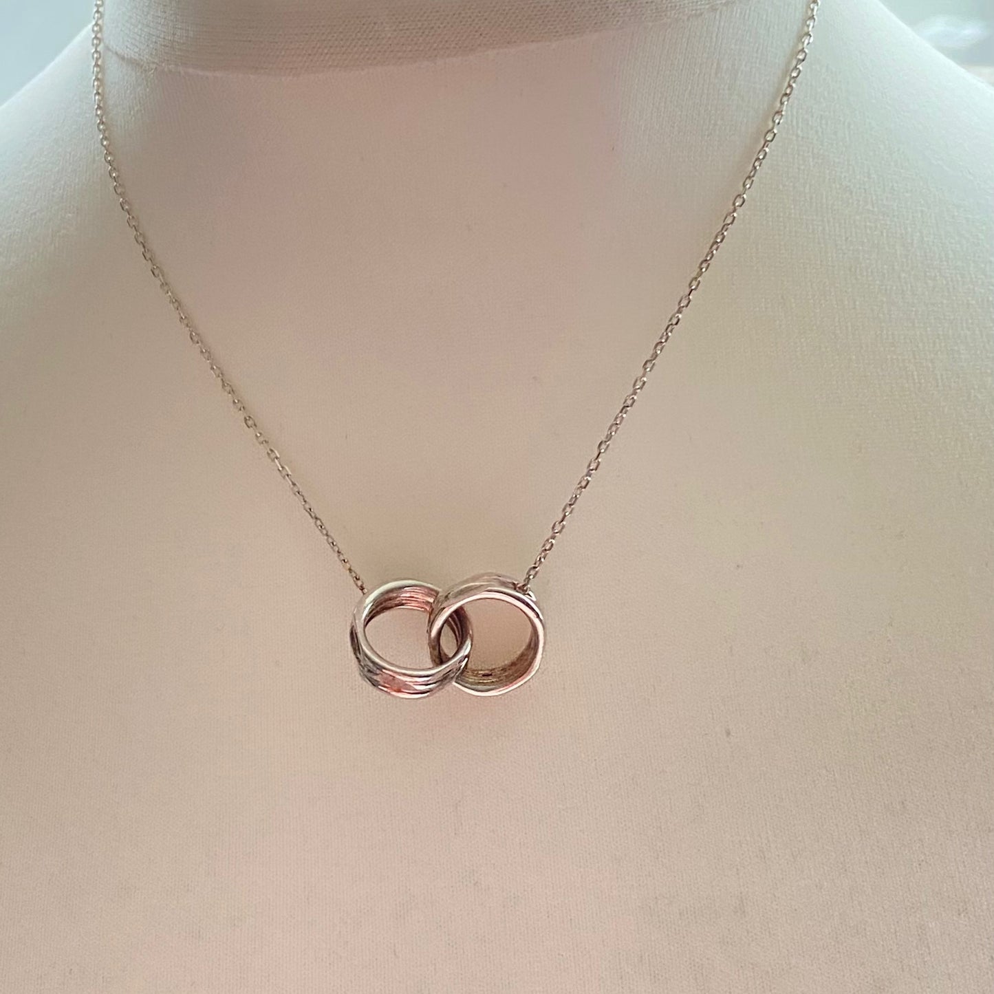 New!  Links of London 20/20 Silver Interlocking necklace