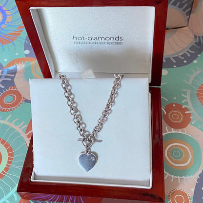 Sure T bar Hot Diamonds Necklace with a Solid Sterling Silver Heart with a Diamond. 26g. 40cm in Length