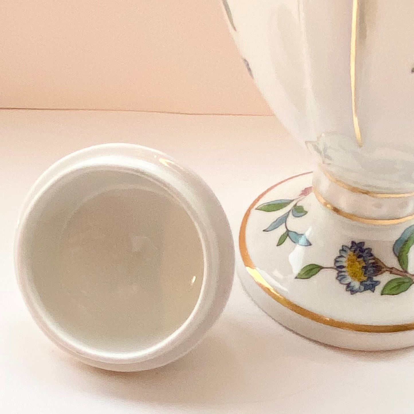 Aynsley Vintage Fine Bone China, Pembroke Design lidded vase in Perfect Condition