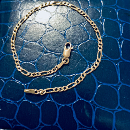 Delicate 9ct Gold Figaro bracelet