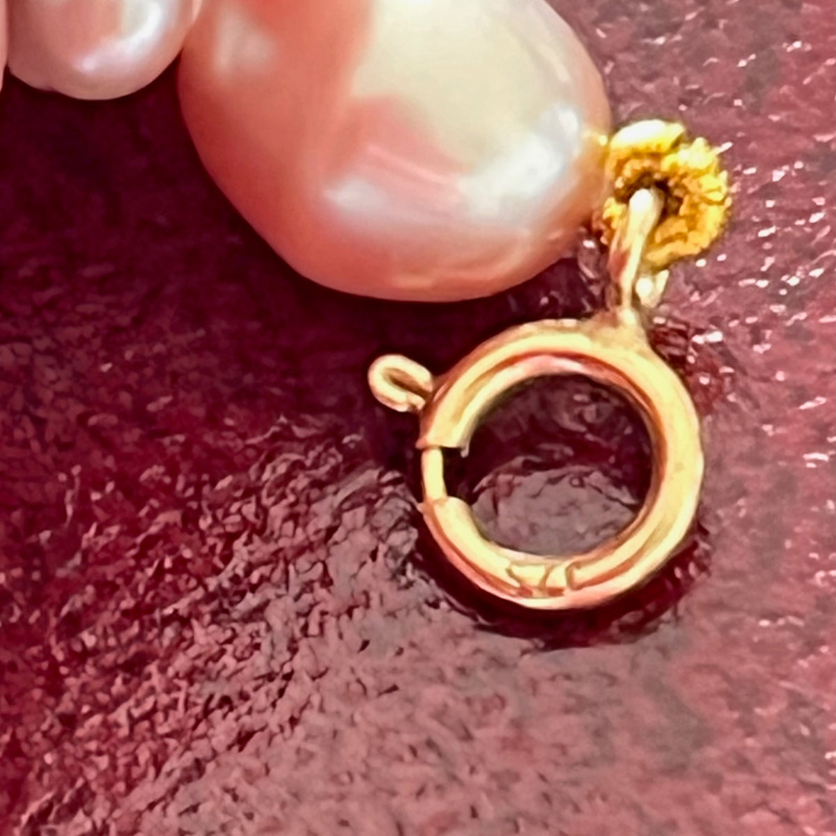 Stunning Pink Cultured Freshwater Pearl Bracelet with a delicate 9ct gold clasps securing it perfectly.  Hallmarked 375 on the clasp presented in a beautiful wooden box