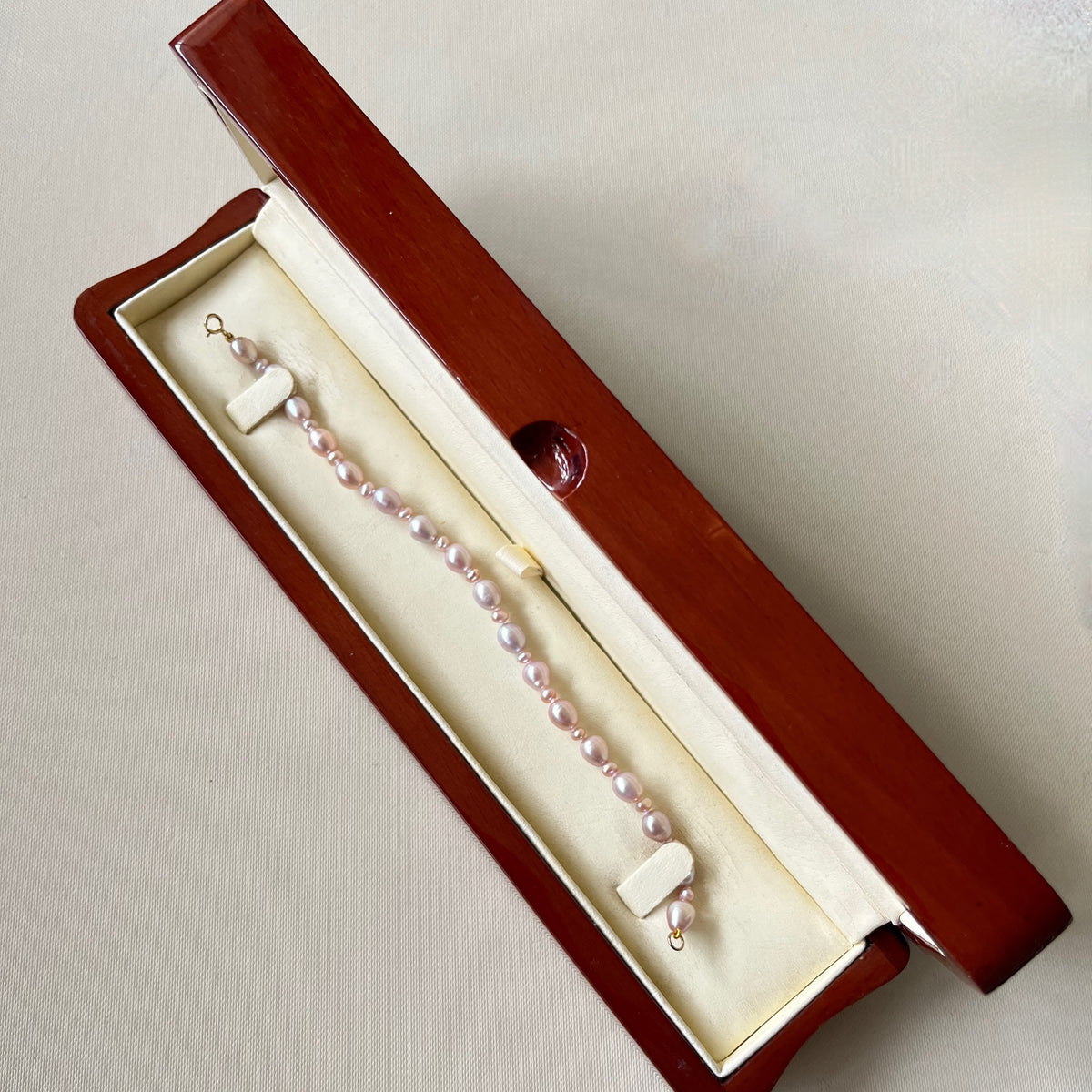 Stunning Pink Cultured Freshwater Pearl Bracelet with a delicate 9ct gold clasps securing it perfectly.  Hallmarked 375 on the clasp presented in a beautiful wooden box