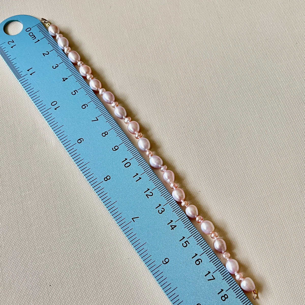 Stunning Pink Cultured Freshwater Pearl Bracelet with a delicate 9ct gold clasps securing it perfectly.  Hallmarked 375 on the clasp presented in a beautiful wooden box
